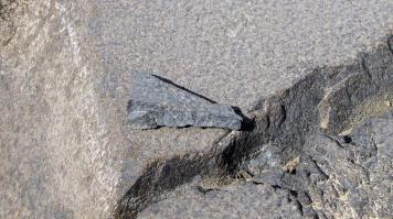 Базальт? В Саккаре куски базальта можно друг об друга разбить. Это крепость? Из него сложены полы у Великой, у Усеркафа и  Ниусерра.