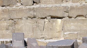 Опять да вот "пробуйте", "возьмите" да "заточите". Я же не гоню Вас в Египет, посмотреть на кладку, на камни, какое там все корявое и не такое "волшебное", как у альтов в книжках и фильмах. Я с Вами (сабжи, тема, и пр.) делюсь информацией и своими материалами, и, конечно же, мнением.

зы. Я одного инженера заинтриговал, он взял и просверлил небольшие отверстия и распилы в граните, по ДЕ технологии. Ему было достаточно было подсчитать свои затраты, чтобы понять, что за более долгий период МОЖНО справиться с камнем и без галактической фрезы. Он сам для себя, даже открытие сделал, что нет ничего сверхъестественного.

На фото: "идеальная" кладка пирамиды, просто обалдеть какая сверхточная. А раствор, пришельцы ляпали?