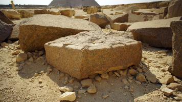 У них и не было, ни алмазных инструментов, ни меди в огромных количествах. А раз уж как-то обработали и уложили, значит могли. Расположить по сторонам света - не проблема.