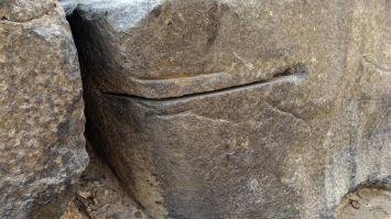 А вот надпил в Египте? Кто же так постарался? Интересно, чем?))