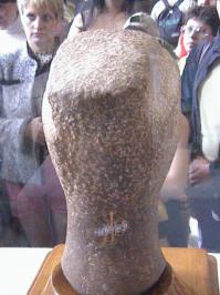 Видел бюст неоднократно, никаких швов нет, есть только краска. Вы можете мне не верить, но я считаю себя независимым в этом вопросе. Мне не интересна ни ТИ, ни НХ, я увлечен исключительно Египтом.
Фотать в музее низя после 2005 года, да и без хорошего освещения даже нет смысла, поэтому предлагаю фото моего знакомого Джея.
Даже на фото видно, что нет никаких швов, а диванные ученые, видимо, судили по черно-белой фотке из инета. Претензии, что историки замазали - не рассматриваются, ибо полное отсутствие пруфа.