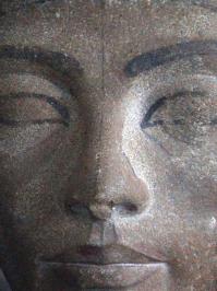 Видел бюст неоднократно, никаких швов нет, есть только краска. Вы можете мне не верить, но я считаю себя независимым в этом вопросе. Мне не интересна ни ТИ, ни НХ, я увлечен исключительно Египтом.
Фотать в музее низя после 2005 года, да и без хорошего освещения даже нет смысла, поэтому предлагаю фото моего знакомого Джея.
Даже на фото видно, что нет никаких швов, а диванные ученые, видимо, судили по черно-белой фотке из инета. Претензии, что историки замазали - не рассматриваются, ибо полное отсутствие пруфа.