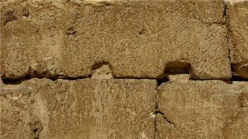 Это современная реставрация, подтверждена (визуально) тем, что есть снимки до реставрации этого храма. Храм для туристов прилично реставрировали, таких мест полно, и они резко отличаются от оригинала.

Вы приводили фото в этой теме, там те же следы. Они повсюду, эти следы сложно с чем спутать.