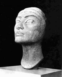 Цитата НХ (книги, сайт):

Мы обнаружили прямое доказательство того, что многие «древне»-египетские статуи действительно были изготовлены из искусственного камня. Который сначала был мягким, а затем, после застывания, превращался в исключительно твердый камень. Почти неотличимый от натурального. На рис.10.18 мы приводим «незаконченную кварцитовую голову царицы Нефертити» [79], илл.32. Считается, что она изготовлена из натурального кварцита. Якобы, «древне»-египетский мастер с помощью медного долота высек из куска твердого кварцита эту прекрасную скульптуру. Но не закончил свою работу. И что же мы видим? В точности по линии симметрии головы Нефертити, вдоль середины лба, через кончик носа и вдоль середины подбородка идет шов. Очень хорошо видный на фотографии, рис.10.18. Такой шов мог возникнуть только одним путем. Если эта скульптура была отлита в заранее изготовленной форме. Любая форма, напомним мы, состоит из двух разъемных половинок. Внутрь формы наливался жидкий геополимерный бетон. После застывания, форму разнимали на две, или более части, из которых она состояла. В результате на поверхности скульптуры остаются небольшие швы вдоль мест стыка частей формы. Их можно затем зашлифовать. Как это и делается сегодня на отлитых изделиях. В случае скульптуры Нефертити работа не была завершена. Шов не зашлифован и хорош виден.