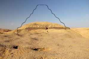 По всем признакам пирамиды больше похожи на гробницы, нежели на обсерватории, ядерные станции, водонапорные вышки, казнохранилища или маяки для НЛО.

Они были без признаков погребения, только потому, что могли быть недостроены или разграблены.

Много пирамид до нас дошли в очень плачевном состоянии, но это не значит, что их так задумывали.

Про клинопись  и иероглифы вапще не понял, я то проиронизировал, низя все всерьез воспринимать))

На фото, что должно было быть (контур) и как сейчас выглядит