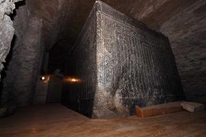 Не такие уж они и идеальные, эти саркофаги. Если работала болгарка, че так все криво?