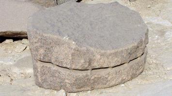 Следов работы с клиньями (выемка, раскол, разделка, технология, как ни назови) есть везде, и на пирамидах, в карьерах, на недовырубленных блоках. Блоки: и известняк, и гранит, и последнего, кстати да, больше. Дело в том, что учитывая и разливы Нила, и структуру плато, известняк был достаточно податлив для обработки. Он уже доходил до нужной кондиции на солнце и воздухе. Об этом можно узнать из работ египтолога Клемма "Mortar Evolution in the Old Kingdom of Egypt, 1990" и как ни странно, но новохрониста, Тюрина "Горно-геологический аспект технологии строительства пирамид Гизы, 2012". Так что особых проблем с вырубкой блоков из достаточно мягкого и причем без помощи железных инструментов нет.