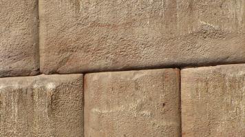 Хорошо, Осирийон. На всех камнях почти видны следы паундинга или шлифовки. Получается, какой смысл применять человеческий труд и его технологии, если можно было бы сделать волшебной фрезой? Где машинная обработка, если все так криво?
Люди с древних времен могли обрабатывать камень. И если у египтян это получилось лучше, то сразу — это постаралась фреза пришельцев или болгарка отлантов)))