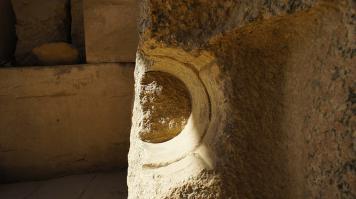 Чего тогда "машины" такие кривые, что аж геометрия окружности так хромает? Может отсутствие идеальной геометрии говорит именно о ручном труде? А не о фрезе с альфа-центавры или болкарке отлантов?)))