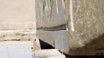 Какое выветривание? Изначально было обработано не так ровно, и это хорошо видно.

Другой обелиск Хатшепсут. Кривая линия тоже получилась от выветривания? Или "болгарка" криво пошла?