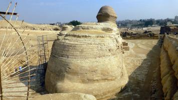 Слоистый реставрированный каменный пирог)))
За швы скорее всего принимают слоистость породы монумента, аналогичный слоям стенок его карьера. Или же манипуляции с древних времен (от фараонов до современных реставраторов) по реставрации головы.