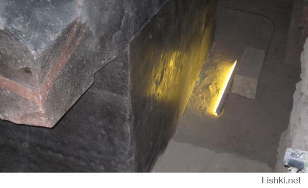 Зачем полировать? Начиная от того, что этого своего рода прогресс, который превращает обычную каменюку в произведение искусства. Но как мы поняли, облицовка пирамид не полировались, она и шлифовалась на среднем уровне. Но издалека всеравно выглядит отлично. Насколько помню полировочные артефакты, так на высоком уровне были обработаны некоторые статуи, пирамидион Аменемхета III-го, парочка саркофагов с Серапеуме.

На фото видно, что весьма не ровная поверхеность саркофага отполирована довольно средненько