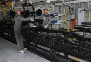 Вот так УАЗы собирают,фото с завода:)Улыбнуло,ай-да демку на фото;)