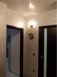 Над дверью в ванной есть пространство.