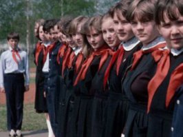 10. Подростки-мальчики в четыре раза чаще, чем девочки, бросают школу и составляют около 75% «трудных детей».

А теперь покажите ту страну, в которой можно бросить школу, и тебе никто ничего не скажет. Кажется, это США.