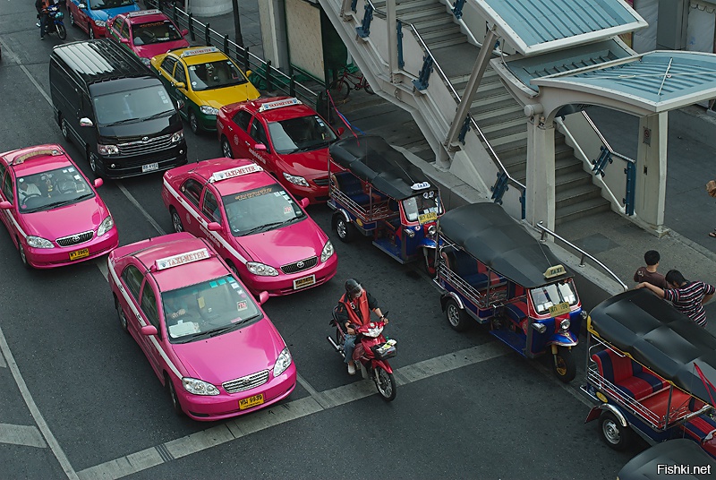 Авто бангкок. Бангкок машины. Авто в Тайланде. Цветные такси в Бангкоке. Автомобили в Тайланде.