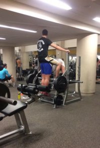 Упражнение на икроножную мышцу.
Что смутило автора?