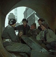 А вот это и есть "ватники" которые построили всё то, чем мы до сих пор пользуемся и долго ещё будем пользоватся.
Гвозди б делать из этих людей:
Крепче б не было в мире гвоздей.