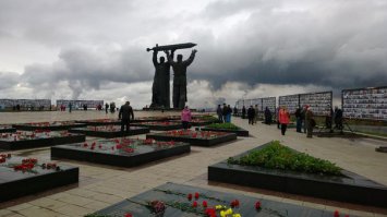 Скульптура "Родина - мать зовёт" - это только вторая часть композиции