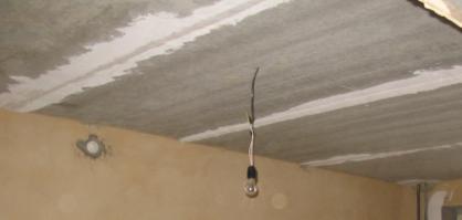 Вот этот потолок не просто захватил мой дух - он меня просто шокировал: каждая следующая плита "гуляет" относительно предыдущей на 5 см!!! Гости из средней азии делают в каждой новостройке свой тадж-махал :) Исправить его удалось только натяжным потолком, ибо такой толстый слой штукатурки над головой налепить очканул.