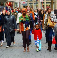 Как это ни странно, пока "цветные немцы" в рабочий день прогуливаются - белые работают и работают. Так вот странно судьба обратила фразу "арбайт махт фрай" против своих белых коренных потомков.