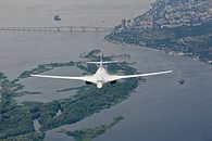 вот такие птички тут летают постоянно - ту-160, с них мост тоже фоткают местные :)
