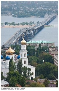 Хоть Саратов и очень грязный город и многие его называют заСратовым, тем не менее показать его фотки без главных достопримечательностей - 3,5 км моста и консерваторий было бы нельзя.