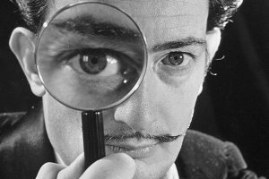 Дали, на месте преступления собирает улики: