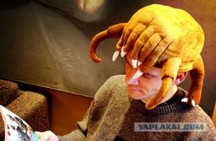 вот так его носят на голове не в виртуале: