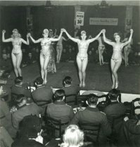 А это французские женщины во время войны. Одна из них в в пиджаке и с галстуком: