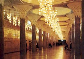 Метро в Ташкенте открылось в 1977 году. Станции отделаны с шиком: мрамор, огромные люстры и т.п. Народу в первый день открытия было море, я взял с собой фотик и всю эту красоту заснял. На выходе мою съемку засек мент и заставил засветить пленку, козел. Типа секретные катакомбы.