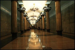 Метро в Ташкенте открылось в 1977 году. Станции отделаны с шиком: мрамор, огромные люстры и т.п. Народу в первый день открытия было море, я взял с собой фотик и всю эту красоту заснял. На выходе мою съемку засек мент и заставил засветить пленку, козел. Типа секретные катакомбы.