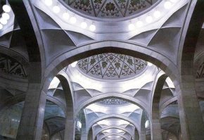 Метро в Ташкенте открылось в 1977 году. Станции отделаны с шиком: мрамор, огромные люстры и т.п. Народу в первый день открытия было море, я взял с собой фотик и всю эту красоту заснял. На выходе мою съемку засек мент и заставил засветить пленку, козел. Типа секретные катакомбы.