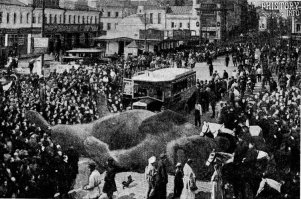 Гигантский лев на улицах москвы. рсфср. ссср. 1 апреля 1926 год.