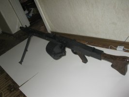 я то думал он с нуля макет делал а он из всего готового!если честно я занимаюсь макетированием оружия делаю их масштабом 1:1 по своей личной технологии, и мне бесят люди которые распечатывают готовые файлы на принтере вырезают склеивают и называют это макетом!