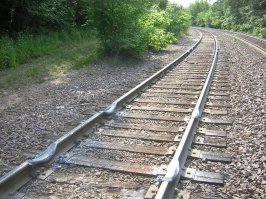 Дорога железная, как ниточка, тянется