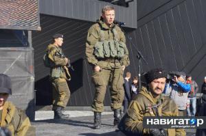 В форме и руки в карманах это пипец полный!
Если кто служил в армии, то знает, что солдату или офицеру запрещено держать руки в карманах при общении и т.д. 
Психология- Человек держащий руки в карманах при разговоре - пытается что то скрыть или чего-то боится.