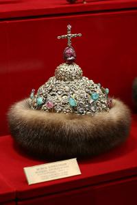 а то что ты обозвал Шапка Казанская, четко можно на фото увидеть написано "Венец алмазный"

Жирный минус за плохое копирование текста