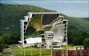 Франция  была построена в период с 1962 по 1968 года. Общая площадь отражающей поверхности составляет всего на 10 метров больше, чем в Узбекистане. Французская установка расположена намного выше (1600 метров над уровнем моря). В ней используются более качественные зеркала.