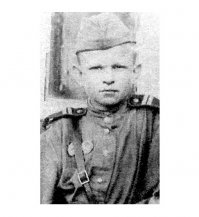 Это Гвардии младший сержант Геннадий Вечеренко, 12 лет. Медали "За отвагу" и "За боевые заслуги"... Удивляет желание многих"афтарав" Эб@нуть говна в кашу. Можно было сделать хороший пост, но нахрена заморачиваться? и так "налайкают", тема-то беЗпроигрышная...