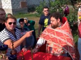 Верной дорогой идете граждане. Соседи наши тоже начинали со лжи,  помоев и провокаций. Стали зомби. Узнаете скоро себя на фото. Вообще тут бесноватые открыли новую религию "Веру в РПЦ" и отдельно веру в бога. Без канонической церкви скоро на каждом углу будет бог "КУЗЯ" или уния. “Блаженны нищие духом, ибо их есть Царство Небесное.
Блаженны плачущие, ибо они утешатся.
Блаженны кроткие, ибо они наследуют землю.
Блаженны алчущие и жаждущие правды, ибо они насытятся.
Блаженны милостивые, ибо они помилованы будут.
Блаженны чистые сердцем, ибо они Бога узрят.
Блаженны миротворцы, ибо они будут наречены сынами Божиими.
Блаженны изгнанные за правду, ибо их есть Царство Небесное.
Блаженны вы, когда будут поносить вас и гнать и всячески неправедно злословить за Меня.
Радуйтесь и веселитесь, ибо велика ваша награда на небесах...”