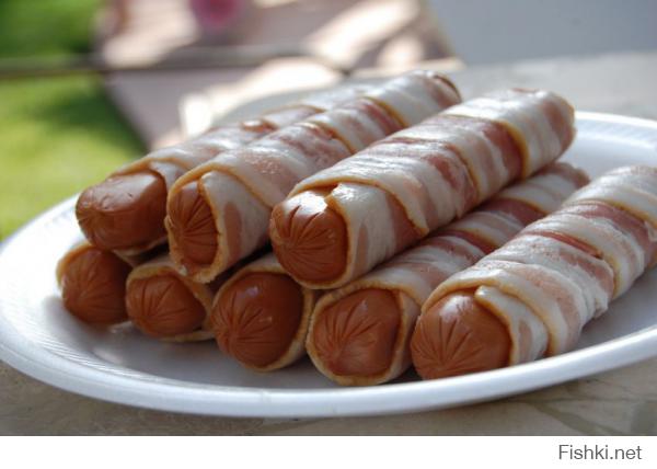 9 картинка Bacon Wrapped Hot Dog, или хот-дог,  сосиска завернутая в бекон. Это настоящая калорийная бомба.