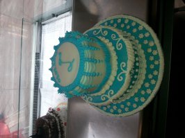 Тортик,который с карапузом делала очень давно, у меня тогда даже насадок не было ви добили, как сейчас. Там по моему только 2 насадки использовала...