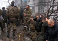 Господа! Я чёт не понял, в чём подвох? Прошелся по коментариям в ссылке  , а именно "Богдан Тихоступ2 часа назад

Ебливые кретины,на фотографии наши военные,это пленные "киборгы".Редактор <span style='color:gray'>[мат]</span> мразь,никакой ты не журналист,а тупая шавка,фливый журналюга,хотя-бы проверял информацию,которую выкладываешь ,ты СМИ,СМИ,ебтвою мать,так и соответствуй. <span style='color:gray'>[мат]</span> ты позорище,удалите эту новость <span style='color:gray'>[мат]</span> и извинитесь публично. <span style='color:gray'>[мат]</span> СТЫД! Пикрелейтеды ниже как пруф:   ;
Так вот, на второй фотке из  вижу "моторолу"(или я ошибаюсь) слева и этот пленный посередине. у ЭТОГО ЧТО ПОСЕРЕДИНЕ ВИДНА РАЦИЯ В КАРМАНЕ. Получается что эта какая то рабочая фотка и как вывод: они вместе. И если в главной новости этого чела показывают пленным, получается что он пленный ополченец? Я чёт не догоняю...