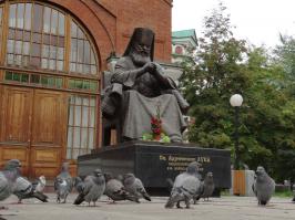 С торца установлен памятник Войно-Ясенецкому.