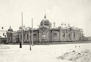 Да, некоторые узнал здания, стоят до сих пор. 
Особняк Гадаловой, ныне Художественный музей им. Сурикова.