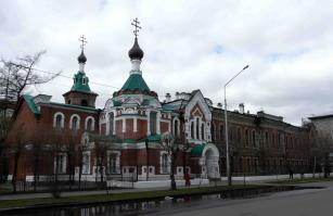 С торца установлен памятник Войно-Ясенецкому.