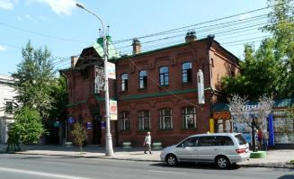 Тоже стоит до сих пор и до сих пор является аптекой.