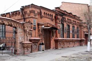 Это здание находится неподалеку от аптеки Общества врачей. В одном стиле выполнены.