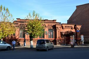 Это здание находится неподалеку от аптеки Общества врачей. В одном стиле выполнены.